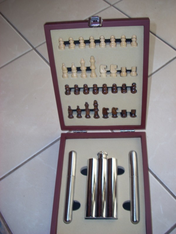 set σκάκι με 2 πουροθήκες και φλασκί 25&euro;