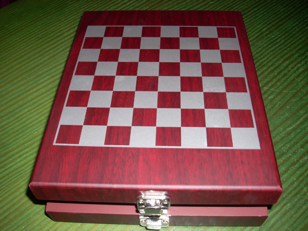 set σκάκι με 2 πουροθήκες και φλασκί 25&euro;